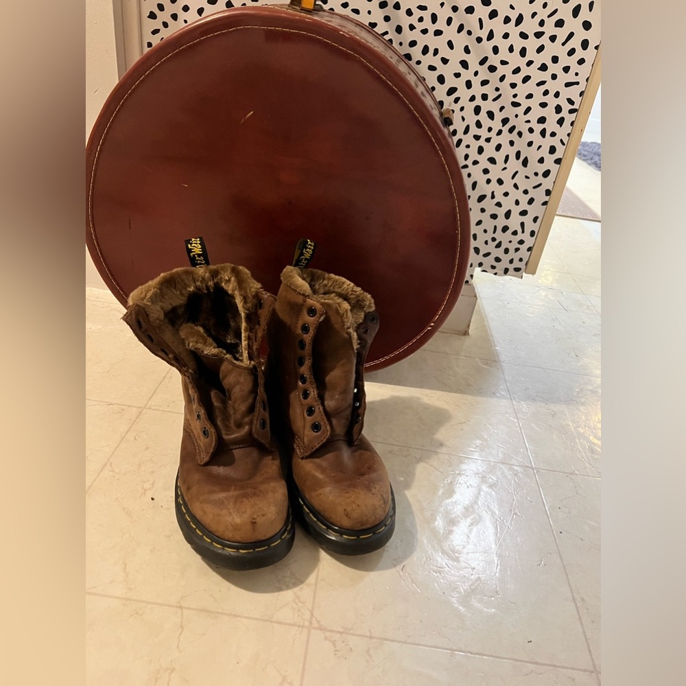 Dr. Martens fur lined brown boots Size Womens 7